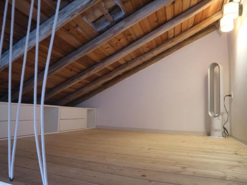 an empty room with wooden ceilings and wooden floors at Toca da raposa in Raposeira