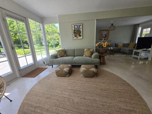 ein Wohnzimmer mit einer Couch und einem Teppich in der Unterkunft Strandvilla Kamperland in Kamperland