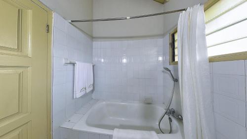 Koupelna v ubytování Anomabo Beach Resort