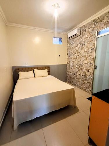 ein Schlafzimmer mit einem großen Bett in einem Zimmer in der Unterkunft Apto inteiro 3 quartos, sendo duas suítes in Belém