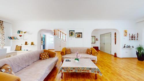 ein Wohnzimmer mit zwei Sofas und einem Tisch in der Unterkunft Villa Olivia in Lapithos