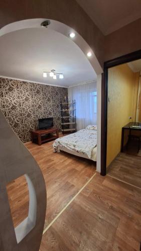 a bedroom with a bed and a large mirror at Апартаменти біля Автовокзалу in Kryvyi Rih