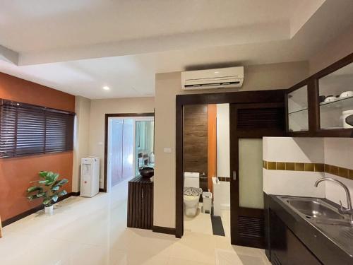 Et badeværelse på Lanta Garden Hill Resort & Apartments