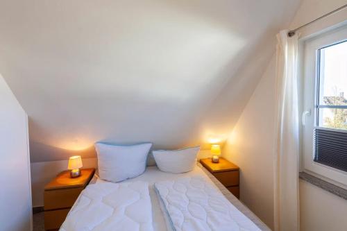 Postel nebo postele na pokoji v ubytování Reethaus Königshörn Haus am Meer mit eingezäuntem Grundstück Hunde willkommen