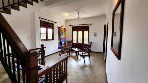 een hal met een tafel en stoelen in een huis bij MobyDick House in Mirissa