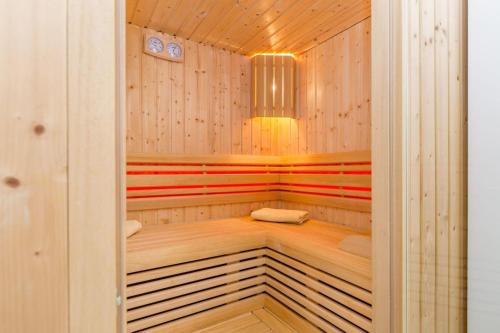 Koupelna v ubytování Modern villa with heated pool, hot tub and sauna