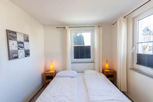 Postel nebo postele na pokoji v ubytování Reethaus Königshörn Haus am Meer mit eingezäuntem Grundstück Hunde willkommen