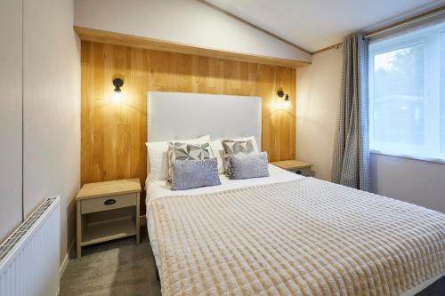 Postel nebo postele na pokoji v ubytování Grace Louise Retreat with Hot Tub