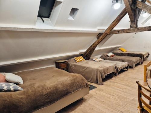 Ένα ή περισσότερα κρεβάτια σε δωμάτιο στο Dortoir 8 personnes dans Beau Gîte