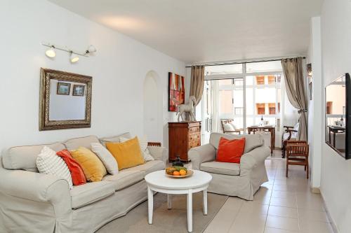 Cozy apartment near the sea with private parking