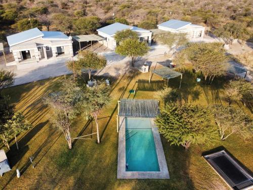 GhanziにあるGhanzi Travel and Accommodationのプール付きの家の航空写真