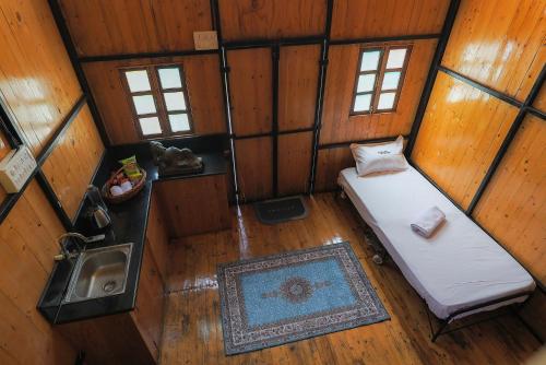 een kamer met een bed en een wastafel. bij The Buddha Village in Chik Ballāpur