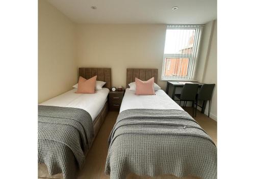 Postel nebo postele na pokoji v ubytování New Cozy Modern Studios - Bolton