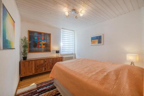 une chambre avec un lit et une fenêtre dans l'établissement Aparthotel Seiler Mama Home, à Arbon