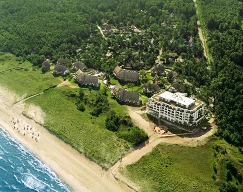 een luchtfoto van een resort aan het strand bij Strandhotel Dünenmeer - Adults only in Dierhagen