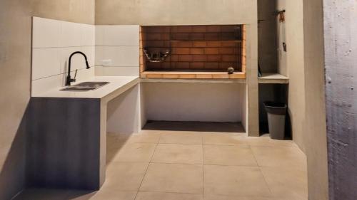 een kleine keuken met een spoelbak en een aanrecht bij Il Buco in Carilo