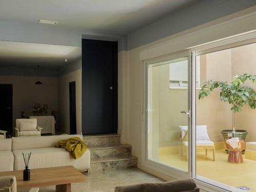 una sala de estar con un sofá y una mesa en Azul & Limón Apartments, en Córdoba