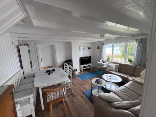 NygardにあるHouse with Whirlpoolのソファとテーブルのあるリビングルーム