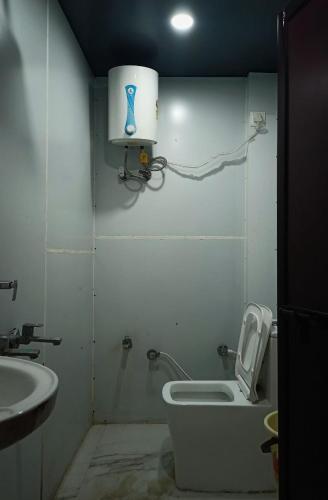 a bathroom with a toilet and a sink at Manya hotel and dormitory in Jhānsi