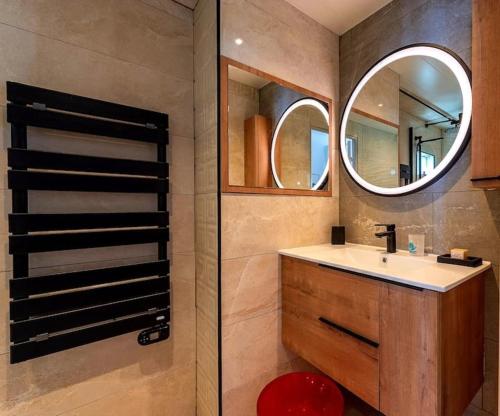 Appartement rénové Front De Mer 61 m2 Vue directe du 4ème Blue Paradise CAP'Diem 3 Clim - Idéal pour un Séjour de 7 j ou plus Wifi, lit 160 - Ascenseur Parking Piscine Pétanque Ping-pong - Plage de Rochelongue Pistes cyclables - Golf & Tennis à 10 mn