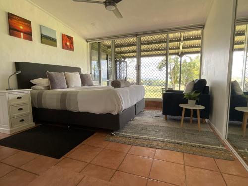 Altitude 700 Rural Retreat : غرفة نوم بها سرير ونافذة كبيرة