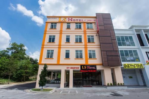 un edificio naranja con un letrero. en LS Hotel en Johor Bahru