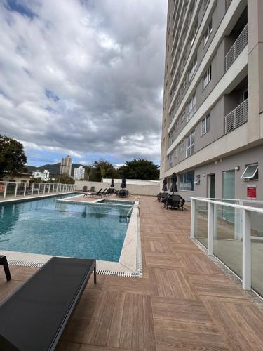 Πισίνα στο ή κοντά στο Apto lindo e completo com piscina em Itajai