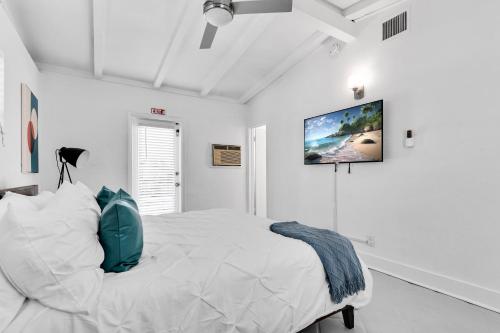 ein Schlafzimmer mit einem Bett mit einem grünen Rucksack darauf in der Unterkunft Ventur Tropical with Elite Pool & Ultimate Fun Zone in Fort Lauderdale