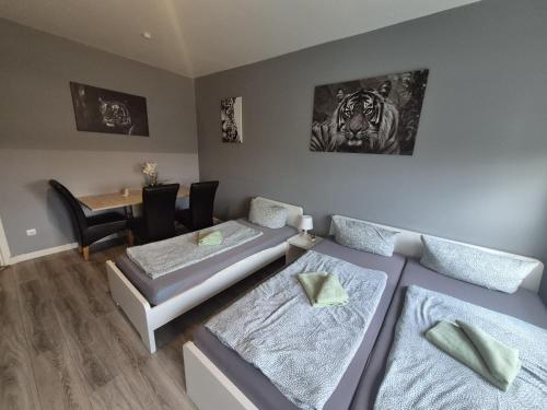 ein Zimmer mit zwei Betten und einem Esstisch in der Unterkunft Flensburg Strandnah in Flensburg