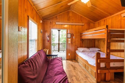 Ένα ή περισσότερα κρεβάτια σε δωμάτιο στο Jellystone Mammoth Cave