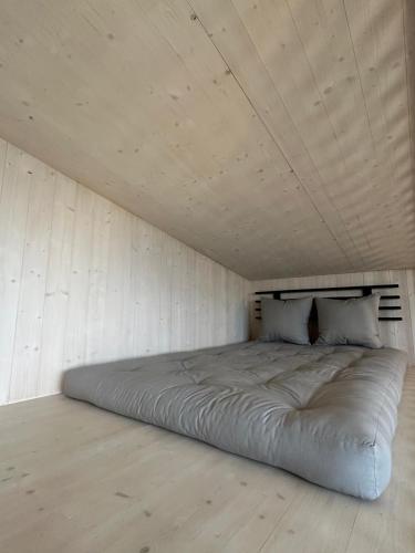 Postel nebo postele na pokoji v ubytování Cozy Riverside Loft Cabin in Oppaker, near Oslo