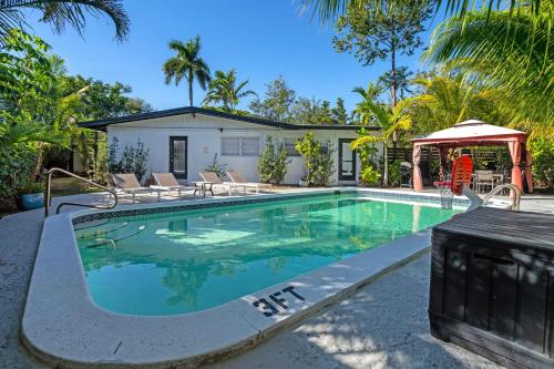 ein Swimmingpool vor einem Haus in der Unterkunft Ventur Tropical with Elite Pool & Ultimate Fun Zone in Fort Lauderdale
