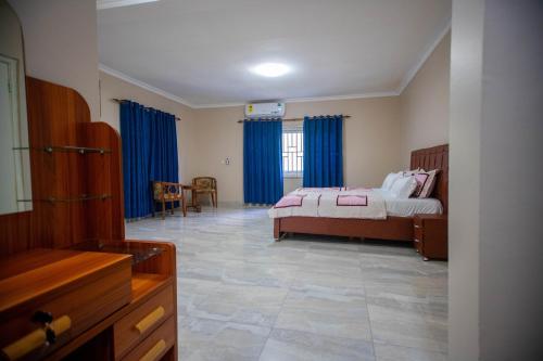 En eller flere senge i et værelse på Spacious 2bedroom apartment