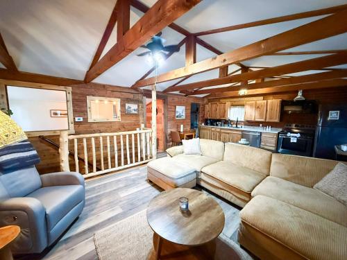 Posezení v ubytování Cabin In Four Seasons-2bd2bagrillfirepit-8 Pp