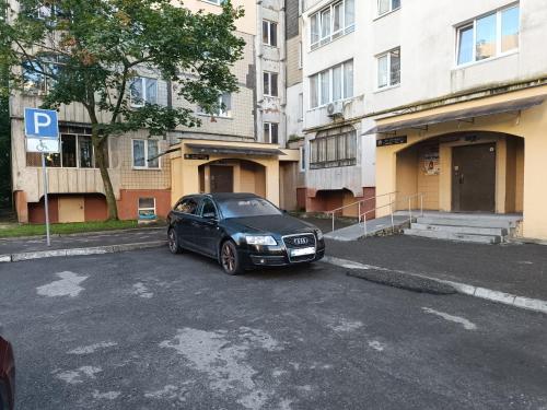 une voiture noire garée devant un immeuble dans l'établissement Zefir Horynia, à Lviv