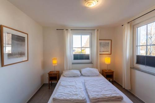 Postel nebo postele na pokoji v ubytování Ferienwohnung Königshörn EG, Helle Wohnung mit 2 Terrassen, eigenem eingezäuntem Garten und Nähe zum Meer Hunde herzlich willkommen