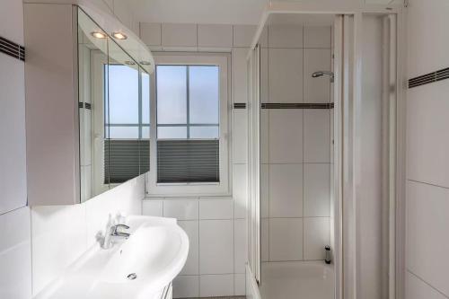 Koupelna v ubytování Ferienwohnung Königshörn EG, Helle Wohnung mit 2 Terrassen, eigenem eingezäuntem Garten und Nähe zum Meer Hunde herzlich willkommen