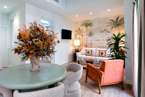 ein Wohnzimmer mit Tisch und Stühlen und einer Couch in der Unterkunft Genteel Home Patrocinio Cádiz in Cádiz