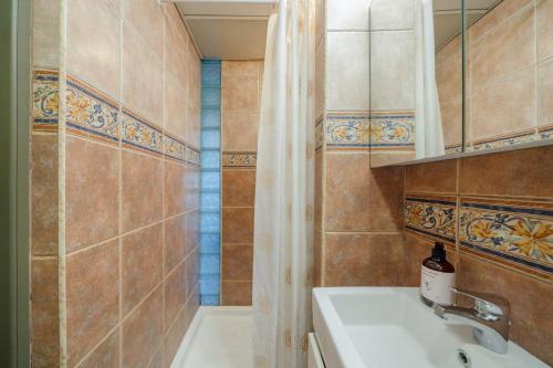 Phòng tắm tại Apartment KeyGo #0201 next to the National Gallery