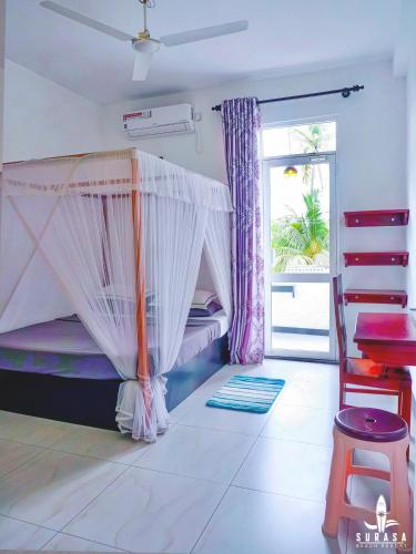 Ліжко або ліжка в номері Surasa Beach Resort
