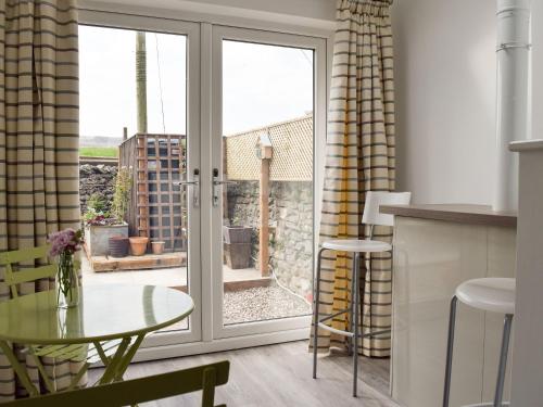 ホールトン・イン・リブルズデールにあるThree Peaks Houseのキッチン(パティオへ続くガラスドア付)