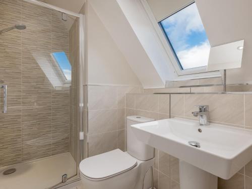 a bathroom with a sink and a toilet and a window at Pass the Keys Former Show Home 6 min walk to Deddington in Deddington