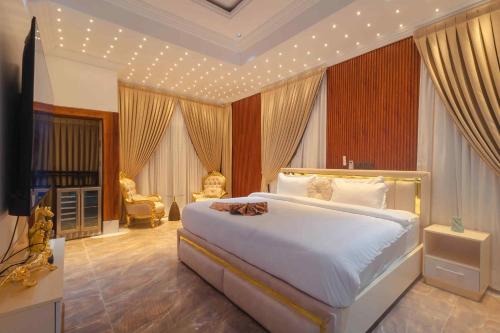 OkpongloQuads Villa的一间卧室设有一张大床,天花板上灯火通明