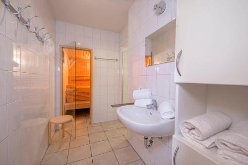 Holidayhome with Sauna Genieten in Saalbach Top E2