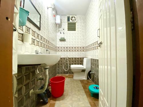 ein Badezimmer mit Waschbecken und Toilette in der Unterkunft SR Homes - Your Gateway to Hyderabad in Hyderabad