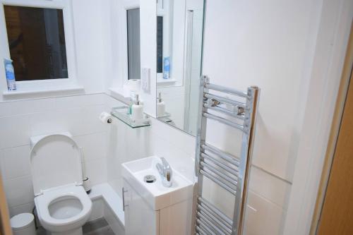 Vannituba majutusasutuses Charming 5 Bedroom Home in High Wycombe Perfect for Families