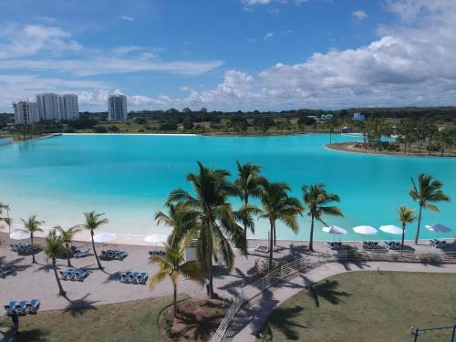 une vue sur la piscine du complexe dans l'établissement Playa Blanca Beach and Lagoon Residences, à Cruce del Farallón