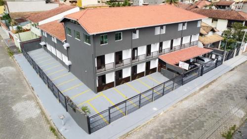 una vista aérea de un edificio con techo rojo en Pousada Apatej, en Peruíbe