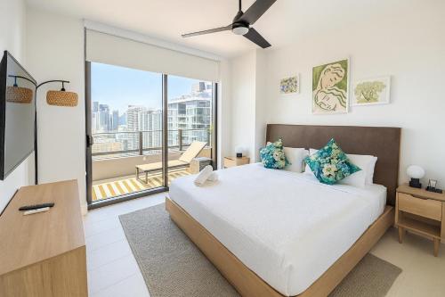 a bedroom with a bed and a large window at Wonderful 1 Bed - Amazing views in Miami