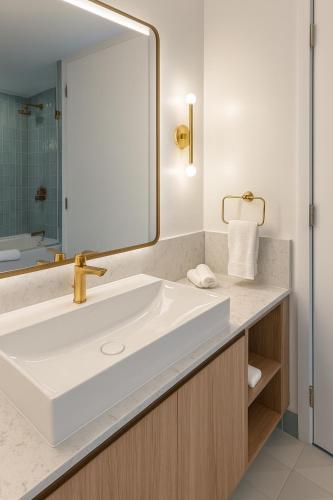a bathroom with a white sink and a mirror at Wonderful 1 Bed - Amazing views in Miami
